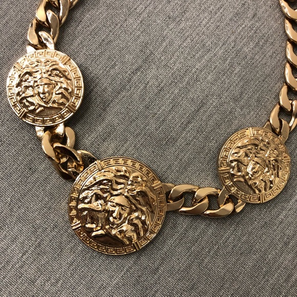 GOLD MEDALLION CHAIN NECKLACE - Picture 3 of 4